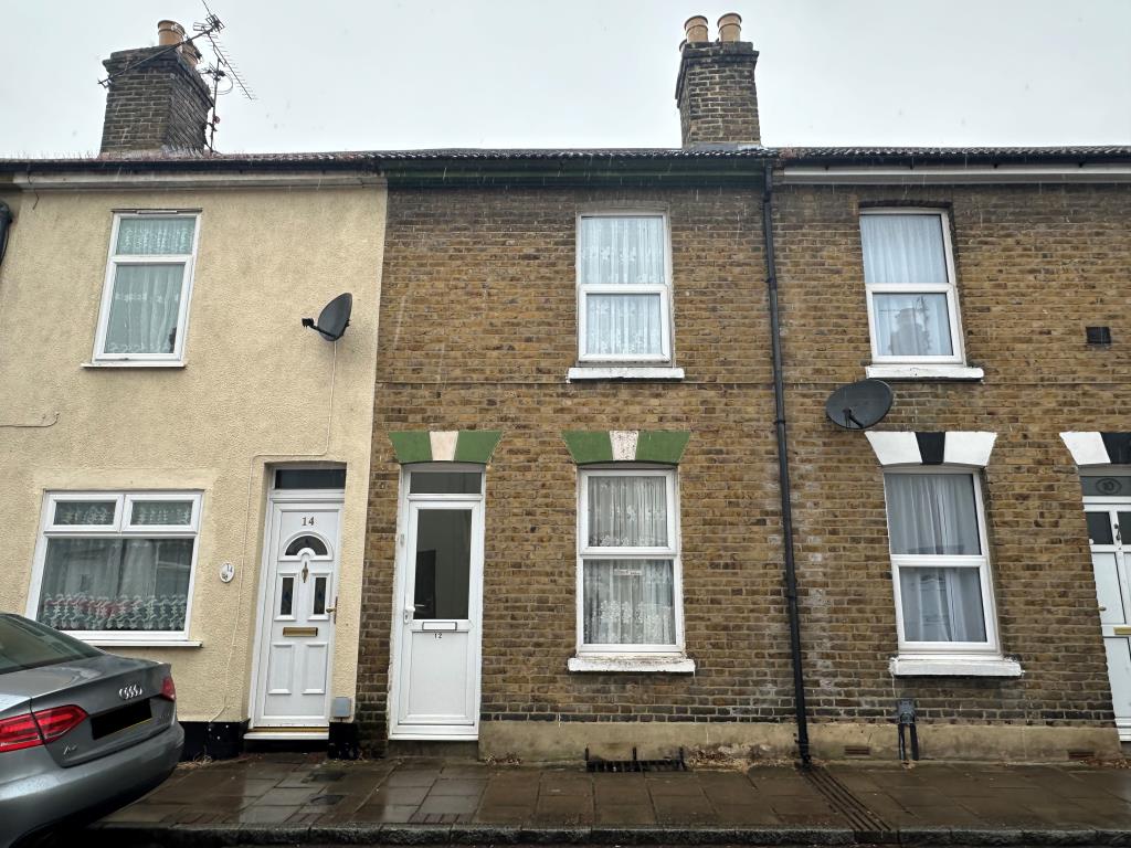 Lot: 10 - FREEHOLD MID-TERRACE HOUSE FOR INVESTMENT - Mid-terraced house